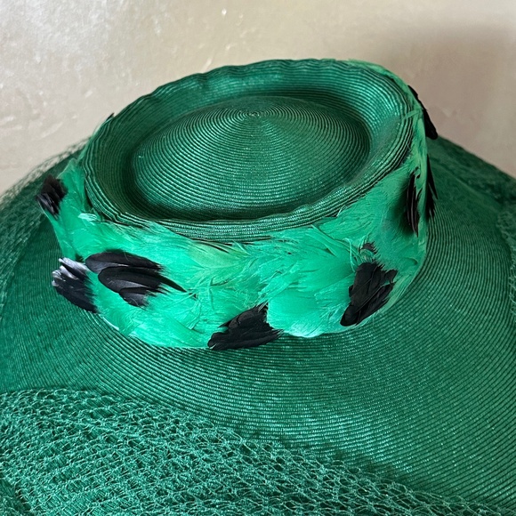 ENTICING 1950s\' EMERALD GREEN STRAW WIDE BRIM HAT + MATCHING FEATHERS & VEILING